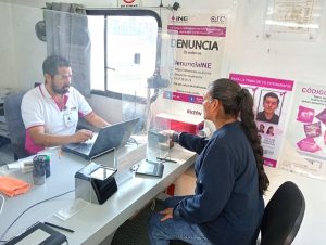 Mujer realizando trámite de credencial en módulo
