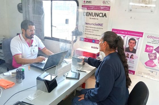 Mujer realizando trámite de credencial en módulo