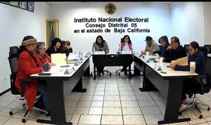 varias personas sentadas en el Consejo Distrital 01 de Baja California