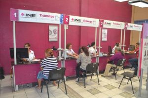 personas realizando trámites