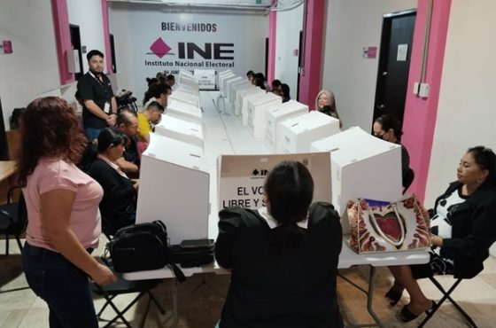 Instalaciones del INE en Quintana Roo con personas resolviendo examen