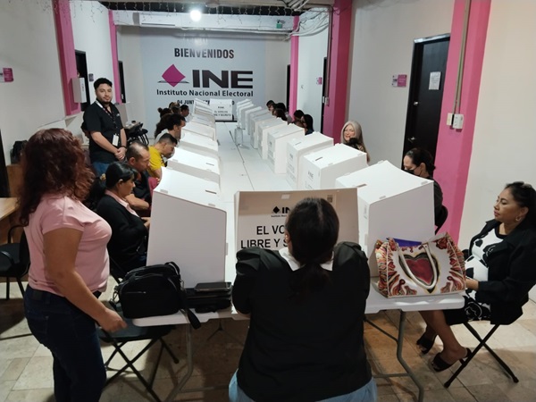 Instalaciones del INE en Quintana Roo con personas resolviendo examen