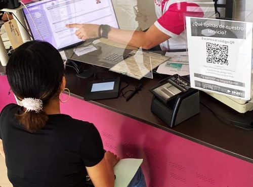 Mujer tramitando su credencial para votar