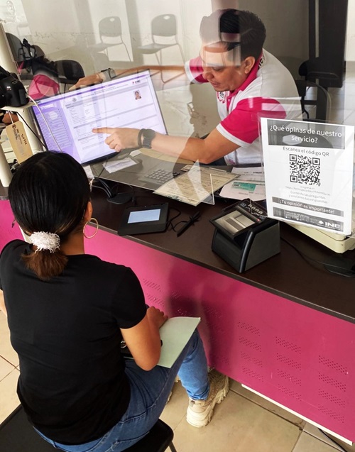 Mujer tramitando su credencial para votar