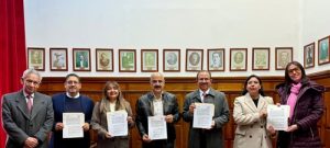 Funcionarios del INE y el OPLE Veracruz mostrando acuerdo firmado