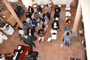 varias personas resolviendo examen de conocimientos