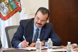 Hombre firmando un documento