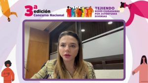 Consejera electoral, Carla Humphrey emite palabras a los participantes del concurso, a través de videollamada
