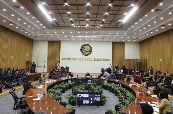 Las y los consejeros del INE analizan asuntos en el Salón de sesiones del Consejo General