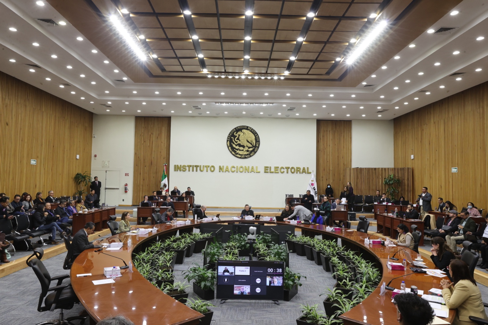 Las y los consejeros del INE analizan asuntos en el Salón de sesiones del Consejo General