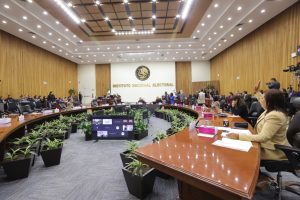 Las y los consejeros del INE analizan asuntos en el Salón de sesiones del Consejo General