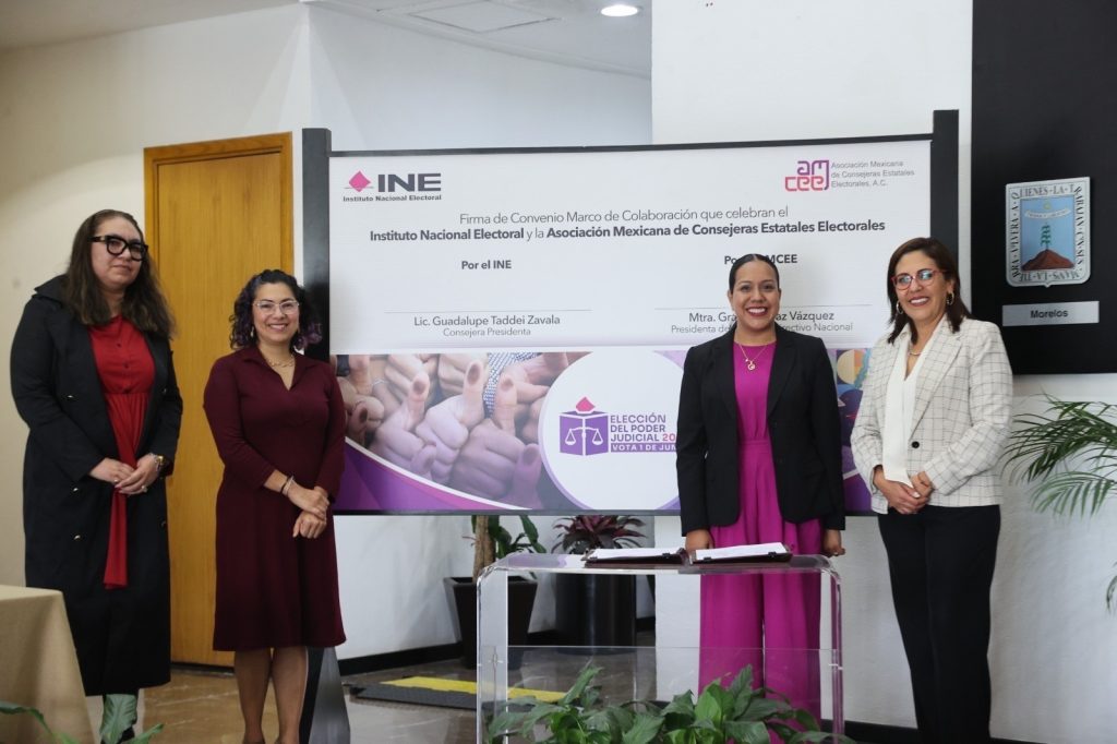Consejeras de INE Rita Bell y Claudia Zavala acompañadas de la Secretaria Ejecutiva y la Presidenta de la AMCEE