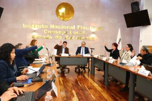 integrantes del consejo local votando a mano alzada