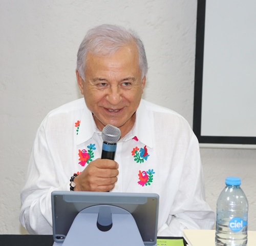 Hombre adulto mayor hablando con un micrófono
