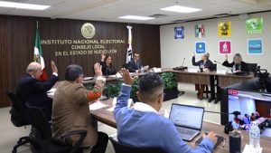 personas del consejo local votando a mano alzada