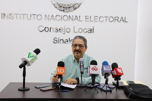 Un hombre dando una conferencia de prensa.