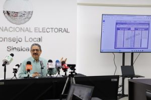 Hombre mayor dando una conferencia de prensa