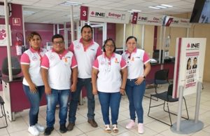 Funcionarias y funcionarios del Módulo del INE en Tabasco, sonriendo