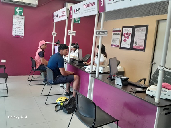una persona sentada tramitando su credencial para votar