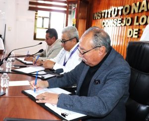 Tres hombres mayores firmando un documento