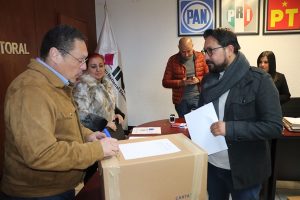 Un hombre recibiendo una caja