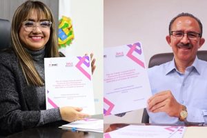 Dos personas mostrando un documento