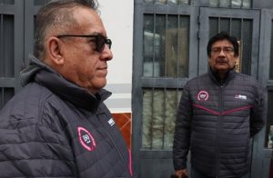 Hombres con chamarra negra posando de lado y de frente