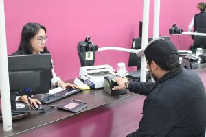 Hombre realizando trámite de credencial para votar