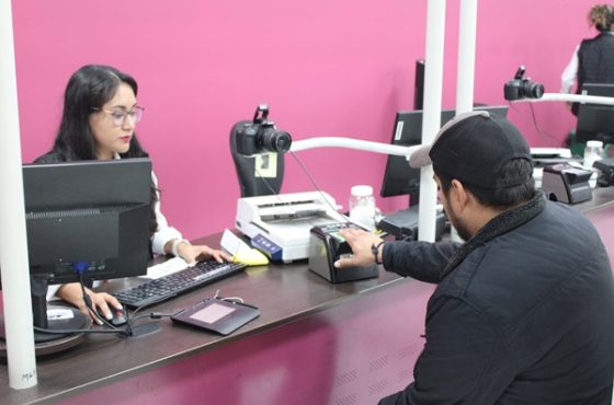 Hombre realizando trámite de credencial para votar
