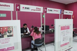 Mujer tramitando su Credencial para Votar en puebla