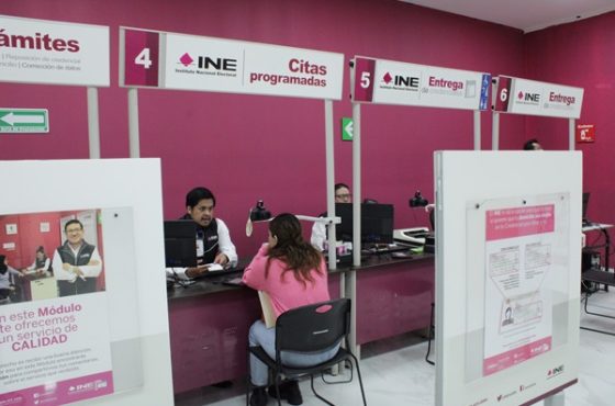 Mujer tramitando su Credencial para Votar en puebla