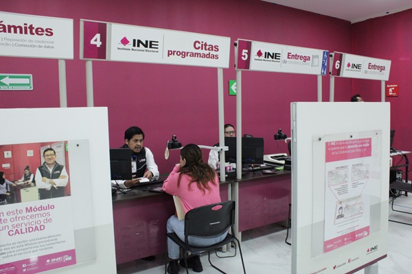 Mujer tramitando su Credencial para Votar en puebla