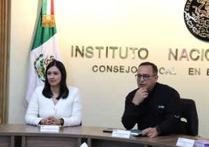 Una mujer y un hombre sentados en la mesa del Consejo Local del INE en Puebla