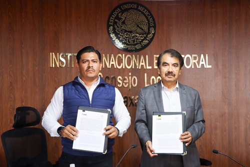 Dos personas de pie mostrando un documento