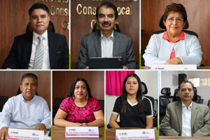 Personas sentadas y mirando hacia enfrente