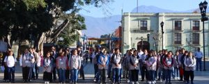 Capacitadores de pie y formados en una explanada
