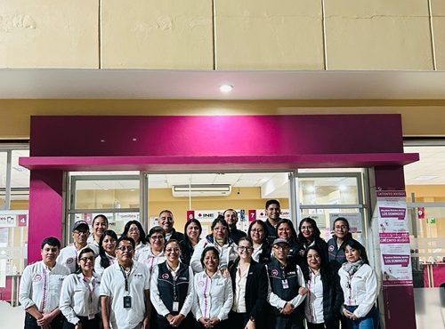 Trabajadores de INE Oaxaca de pie afuera de un módulo de atención