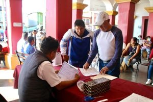 Dos personas tramitando la reposición de su credencial para votar