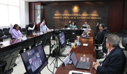 varias personas votando a mano alzada en Consejo Local del INE en Hidalgo
