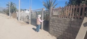 Trabajador del INE en Baja California Sur afuera de un domicilio