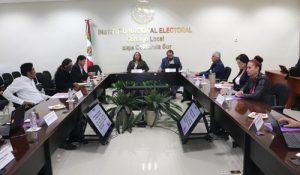 Personas del Consejo Local sentadas en la sala de sesiones