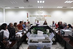 personas del Consejo Local sentadas en el salón de sesiones