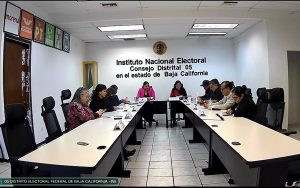 Integrantes del Consejo Distrital 05 del INE Baja California sentados en la sala de sesiones