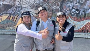 tres capacitadores del ine de pie alzando el dedo pulgar para una foto