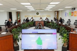 Personas del Consejo Local del INE cdmx sentados en sesión de trabajo