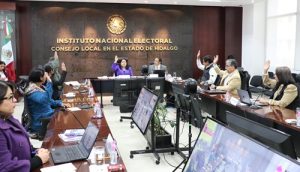 Integrantes de consejo local votando a mano alzada