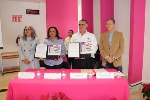 Titulares del INE y Consejo Estatal Electoral en San Luis Potosí de pie mostrando el documento firmado