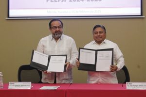 Titulares de INE y SEGEY de pie mostrando el Convenio firmado