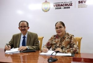 Do personas sentadas firmando un documento
