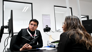 una personas realizando su tramite de credencial para votar